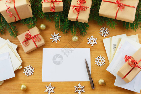 圣诞背景与礼品袋和圣诞装饰品包围的空白笔记本给圣诞老人的信或圣图片