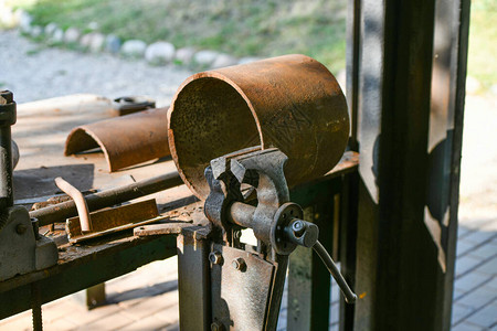 铁匠的夹具旧工作台上的金属夹具Vi背景图片