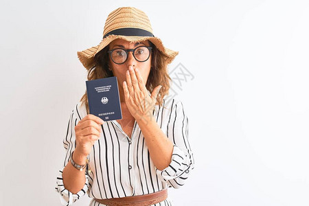 高级旅游妇女手持德国护照图片