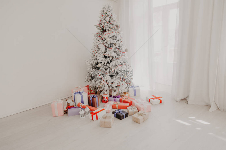 圣诞家庭内部与白色圣诞树礼物图片