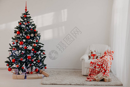 圣诞树在圣诞节的白色房图片
