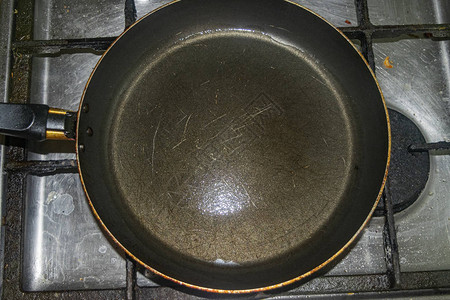 不锈钢燃气灶上的不粘煎锅家常菜图片