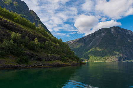 挪威的Neroyfjord山Sognefjord图片