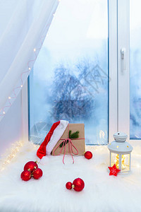 礼物盒圣诞装饰品放在蓝窗边图片