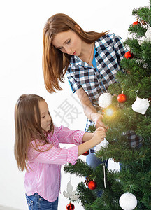 幸福的家庭在客厅装饰一棵圣诞树图片