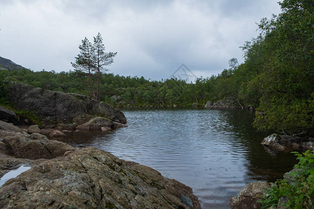 在前往峡湾Lysefjord挪威的传教士讲坛岩途中的山脉自然和旅行背景Tjodnane湖背景图片