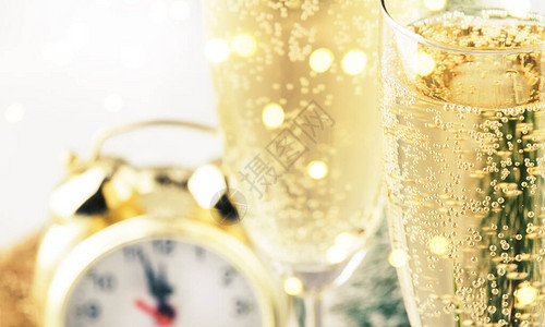 两个香槟杯和圣诞节装饰图片