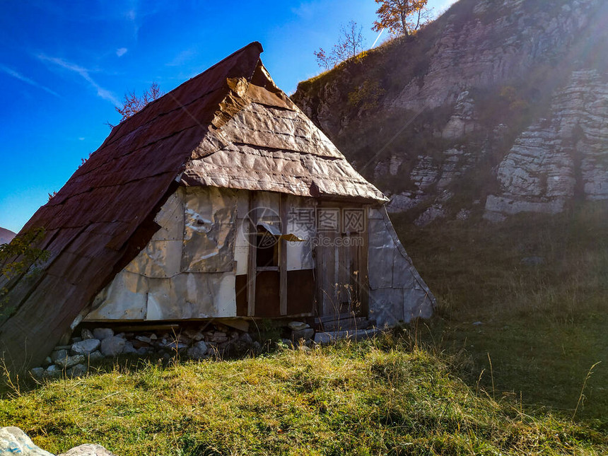 古老的传统小屋的特写图片