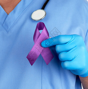 国际不再恐同日身穿蓝色制服和乳胶手套的医生拿着一条紫色丝带背景