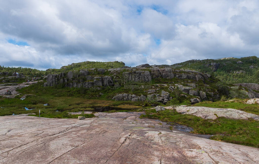 在前往峡湾Lysefjord挪威的传教士讲坛岩途中的山脉自然和旅行背景Tjodnane湖图片