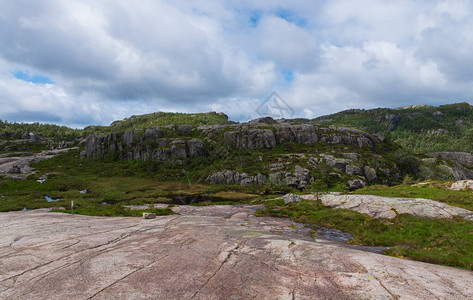 在前往峡湾Lysefjord挪威的传教士讲坛岩途中的山脉自然和旅行背景Tjodnane湖背景图片