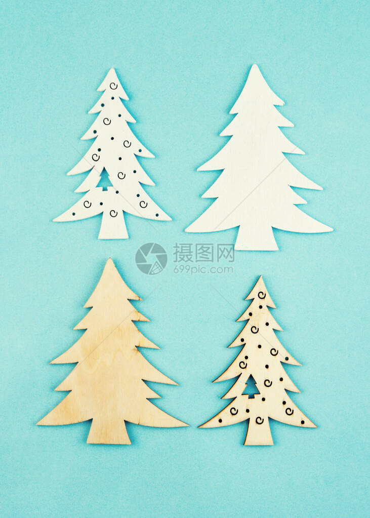 在蓝色背景上装饰圣诞树和火花的木卫一挂着圣诞装饰图片