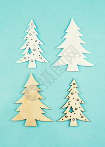 在蓝色背景上装饰圣诞树和火花的木卫一挂着圣诞装饰图片