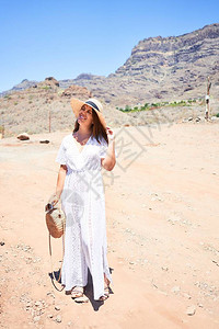 年轻美丽的年轻女士在山地上享受暑假快乐的旅游图片