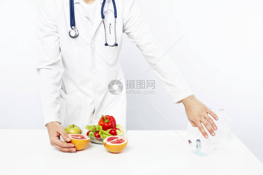 具有听诊器水果蔬菜和药丸注射器健康食品护理概念封闭的助听器的图片