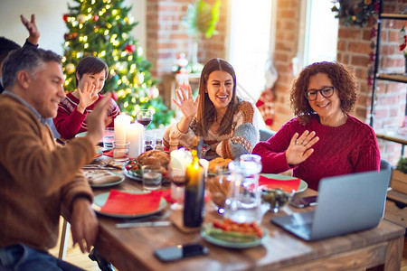 吃烤火鸡用笔记本电脑在家中庆祝圣诞节图片