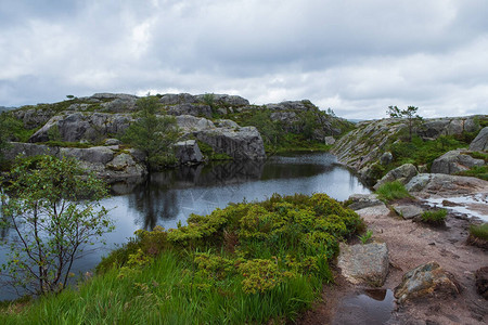 在前往峡湾Lysefjord挪威的传教士讲坛岩途中的山脉自然和旅行背景Tjodnane湖背景图片