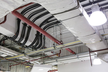空调管道和天花板电气系统图片