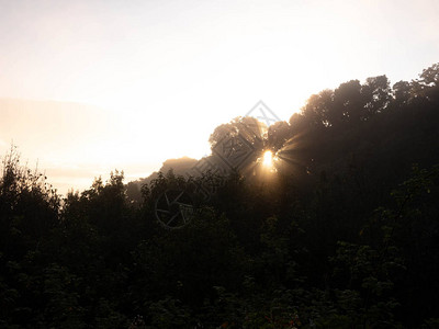 景观山峰与早晨的阳光图片