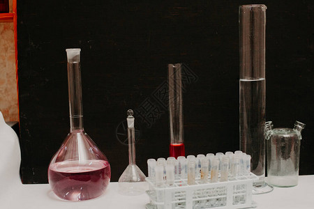 实验室内化学实验的物品图片