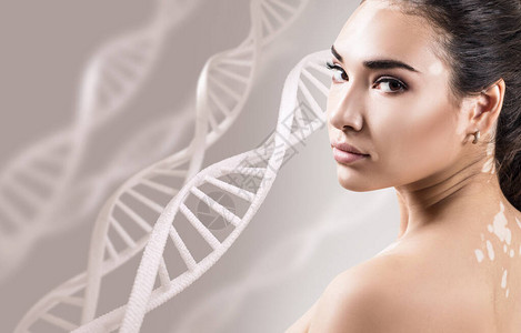 在DNA链中有着维利奥的年轻感女人跨越蜜底背景生物高清图片