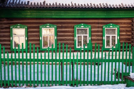 在冬天的绿木屋前视线上绿色木图片