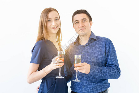 男人和女人庆祝圣诞节或新年夜晚会带着白底香槟杯图片