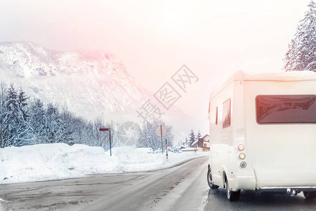 大篷车或露营车在寒冷的冬季从道路转向图片