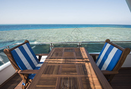 大型豪华游艇的防潮面有桌椅和背景图片