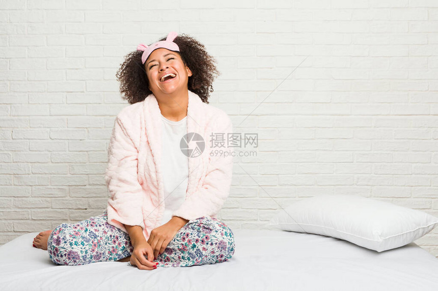 躺在床上的年轻非洲女人穿着皮雅玛放松图片