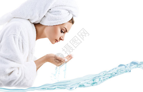 年轻女用清洁水洗脸在水喷图片