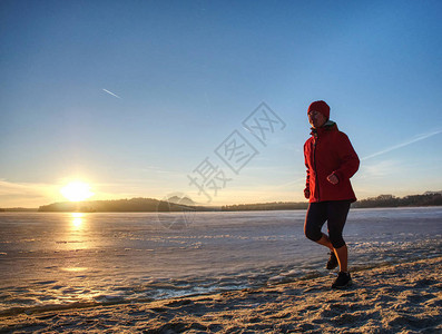 跑步运动的女人女跑步者穿着温暖的运动服在寒冷的冬季海湾慢跑健图片