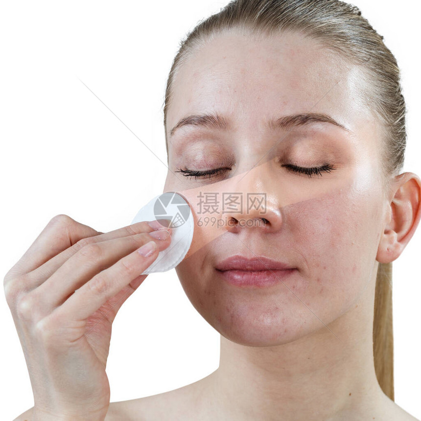 年轻女人用棉盘擦脸皮肤护理概念图片