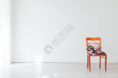 空荡的房间里放着鲜花的椅子图片