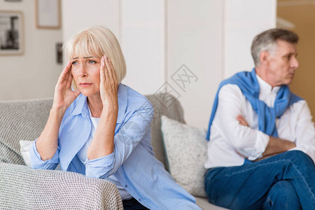 离婚和分居年长夫妇关系有问题背靠图片