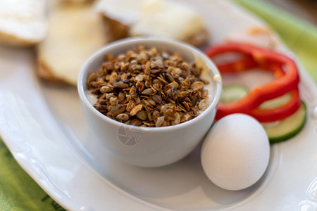 咖啡馆里健康早餐鸡蛋蔬菜图片