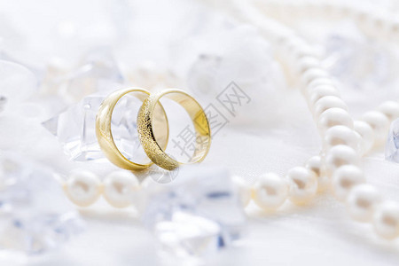 两个金戒指珍珠项链白色背景象背景图片