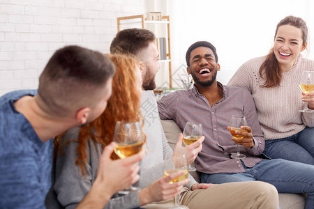 家庭聚会朋友喝酒聊天讲笑话共度乐图片