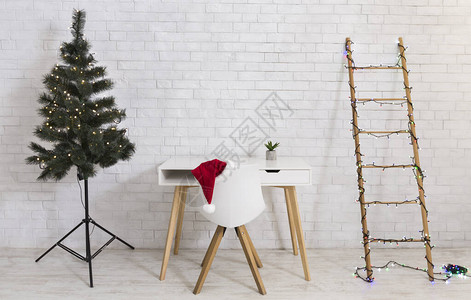 浅色圣诞办公室内部装饰着松树和圣诞老人工图片