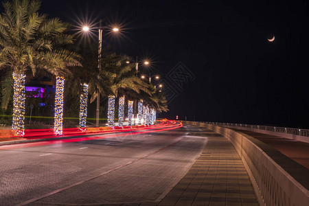 晚上在迪拜的PalmaJumeirah公路图片
