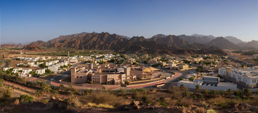 从顶部查看哈达镇和背景中的岩石哈达是位于阿拉伯联合酋长国哈杰尔山图片