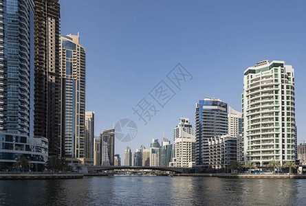 现代摩天大楼在阿联酋迪拜Marina日光图片