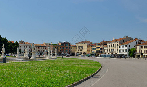 意大利帕多瓦普拉托德拉瓦莱喷泉周围图片