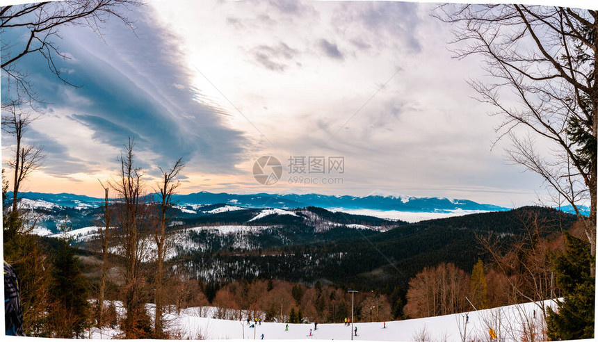 美丽的喀尔巴阡山风景在地平线上你可以看见高佛拉图片