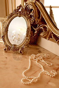 古珍珠珍珠项链花桌上的珠图片