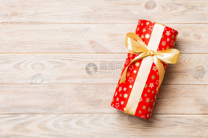圣诞节或其他节日手工制作的现款包平面黄色木质背景及复制空间礼品盒Name图片