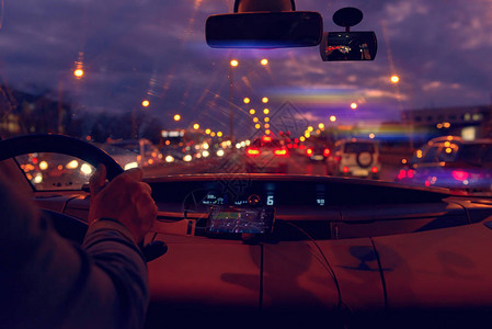 夜间在城里交通堵塞中驾驶汽车图片