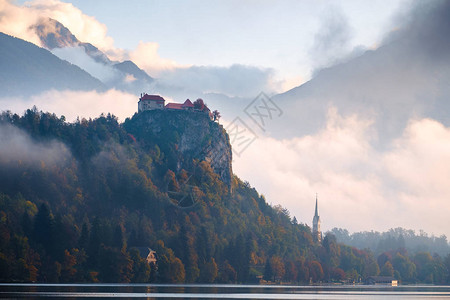 早上中世纪布莱德城堡在斯洛文尼亚图片