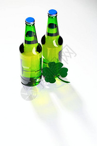 白色背景的两桶绿色啤酒图片