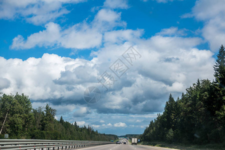 夏季日乡村公路照图片